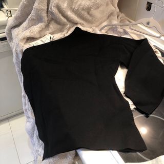 Jersey Negro Hombro Descubierto