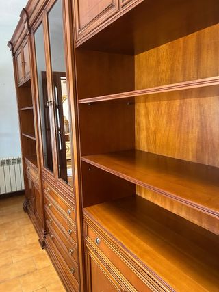 Mueble de madera con vitrina y cajones