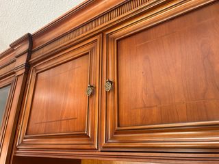 Mueble de madera con vitrina y cajones