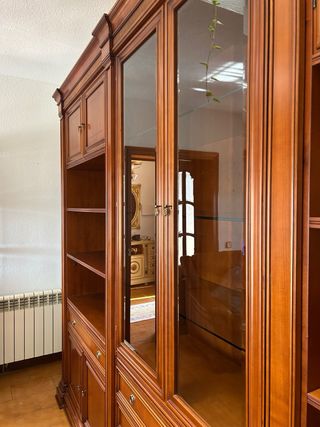 Mueble de madera con vitrina y cajones