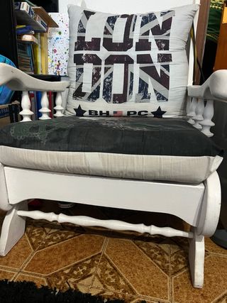 Sillón blanco con cojines decorativos