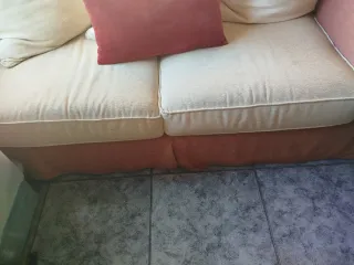 Sofá 2 plazas beige y rojo.