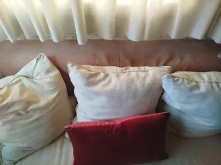 Sofá 2 plazas beige y rojo.