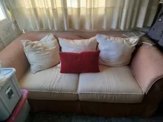 Sofá 2 plazas beige y rojo.