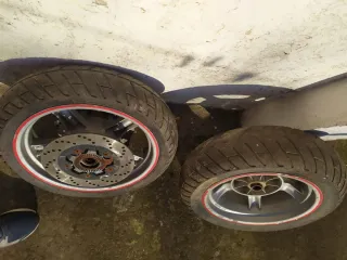 Ruedas de moto con disco de freno