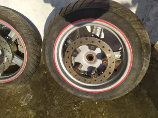 Ruedas de moto con disco de freno