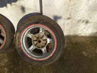 Ruedas de moto con disco de freno