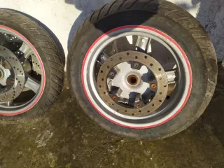 Ruedas de moto con disco de freno