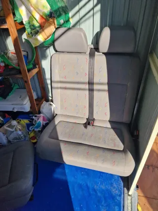 Asiento individual y banqueta T5