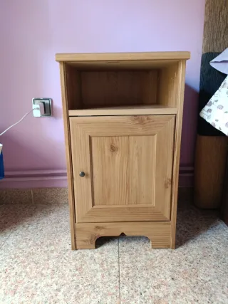 Mesita de noche de madera.Tauleta nit.