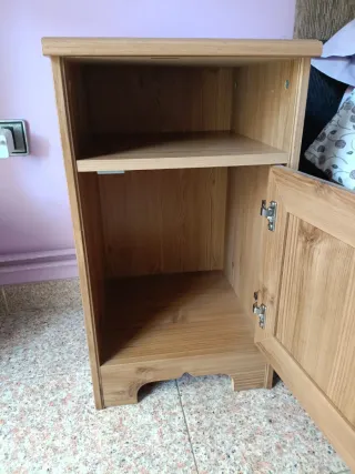 Mesita de noche de madera.Tauleta nit.