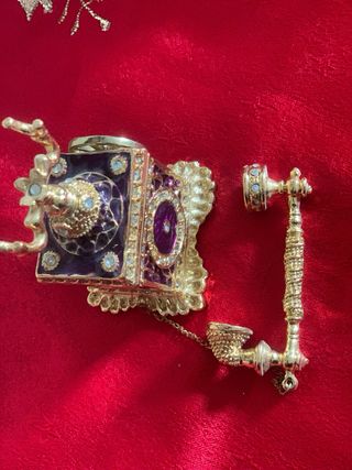 Soprammobile vari oggetti decorati con brillamtini