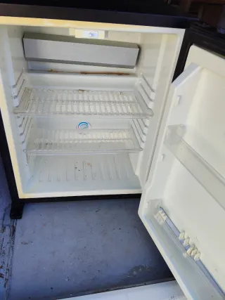 Nevera de hotel negra