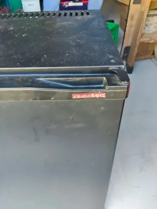 Nevera de hotel negra