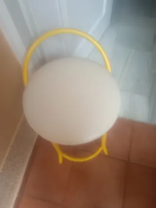 Banqueta redonda amarilla y beige