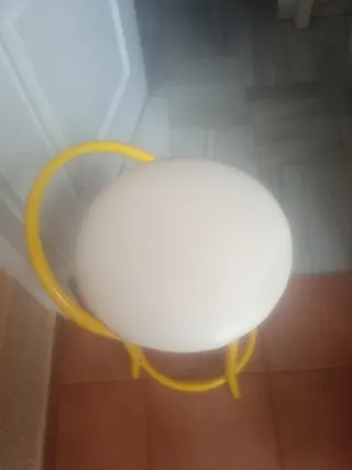 Banqueta redonda amarilla y beige