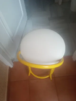 Banqueta redonda amarilla y beige