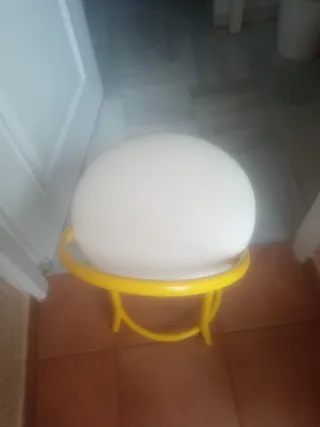 Banqueta redonda amarilla y beige