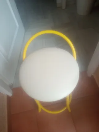 Banqueta redonda amarilla y beige