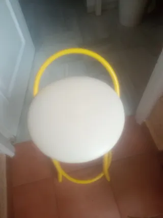 Banqueta redonda amarilla y beige