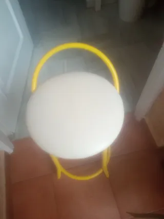 Banqueta redonda amarilla y beige