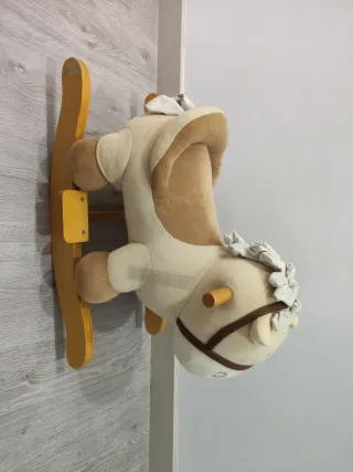 Caballito balancín de peluche