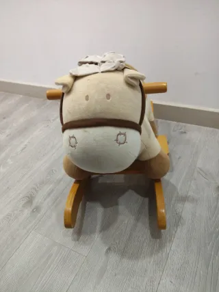 Caballito balancín de peluche
