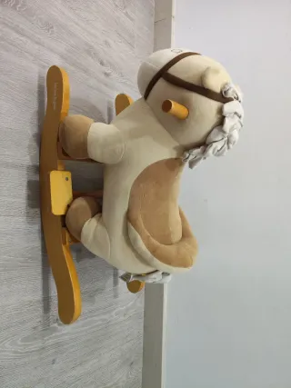 Caballito balancín de peluche