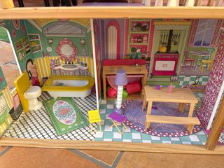 Casa de muñecas de madera con accesorios