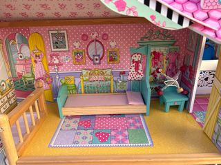 Casa de muñecas de madera con accesorios