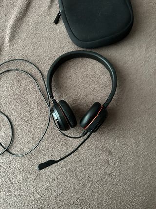 Cascos profesionales negros y naranjas