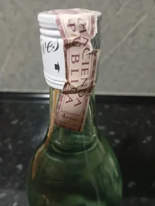 Botellas antiguas: Ron, Vino, Ginebra