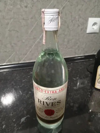 Botellas antiguas: Ron, Vino, Ginebra