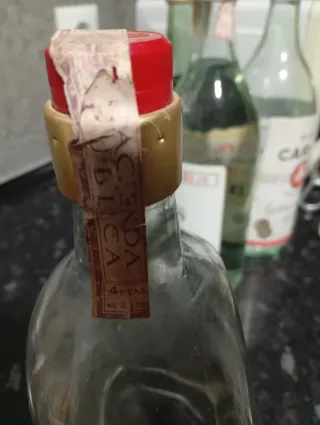 Botellas antiguas: Ron, Vino, Ginebra