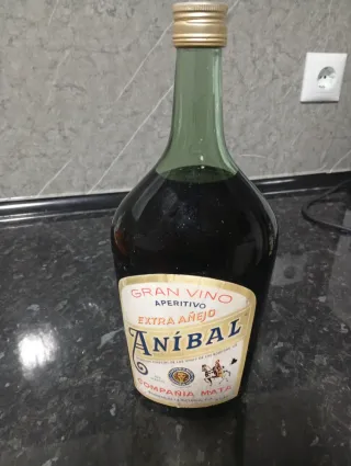 Botellas antiguas: Ron, Vino, Ginebra