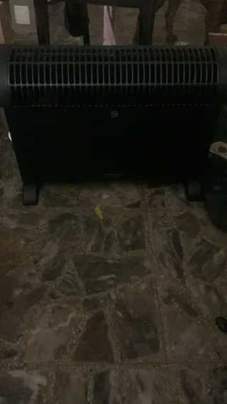 Calefactor Cecotec Negro y esta en muy buen estado