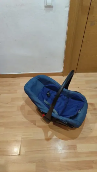 Cochecito de bebé y silla de coche azul