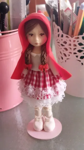 Bambola  tipo Cappuccetto Rosso