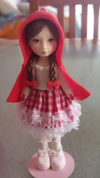 Bambola  tipo Cappuccetto Rosso
