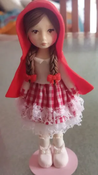 Bambola  tipo Cappuccetto Rosso