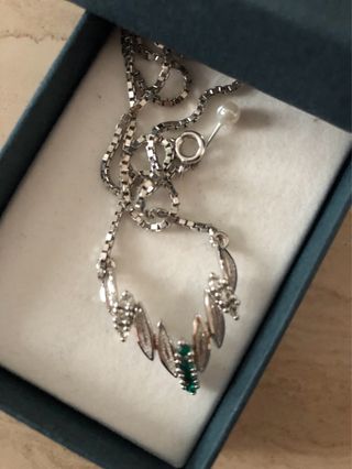 Gargantilla Vintage Plateada con Piedras Verdes