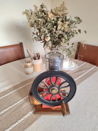 Molinillo de café antiguo rojo