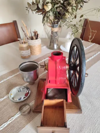 Molinillo de café antiguo rojo