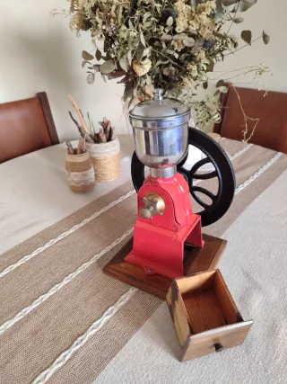 Molinillo de café antiguo rojo