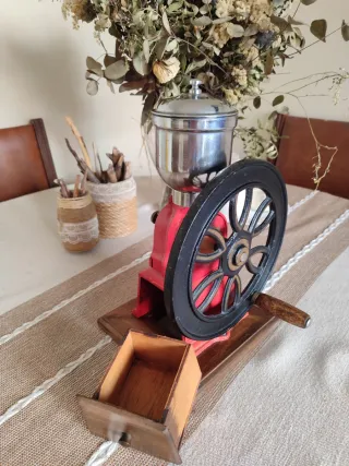 Molinillo de café antiguo rojo