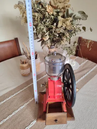 Molinillo de café antiguo rojo