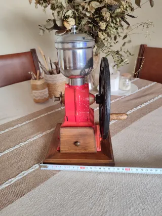 Molinillo de café antiguo rojo