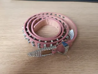 Cintura rosa con borchie e strass