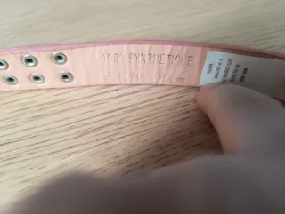 Cintura rosa con borchie e strass