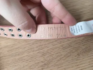 Cintura rosa con borchie e strass